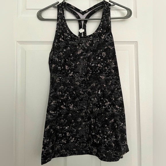 Black lululemon tank top with detailing size 8 - Picture 1 of 3